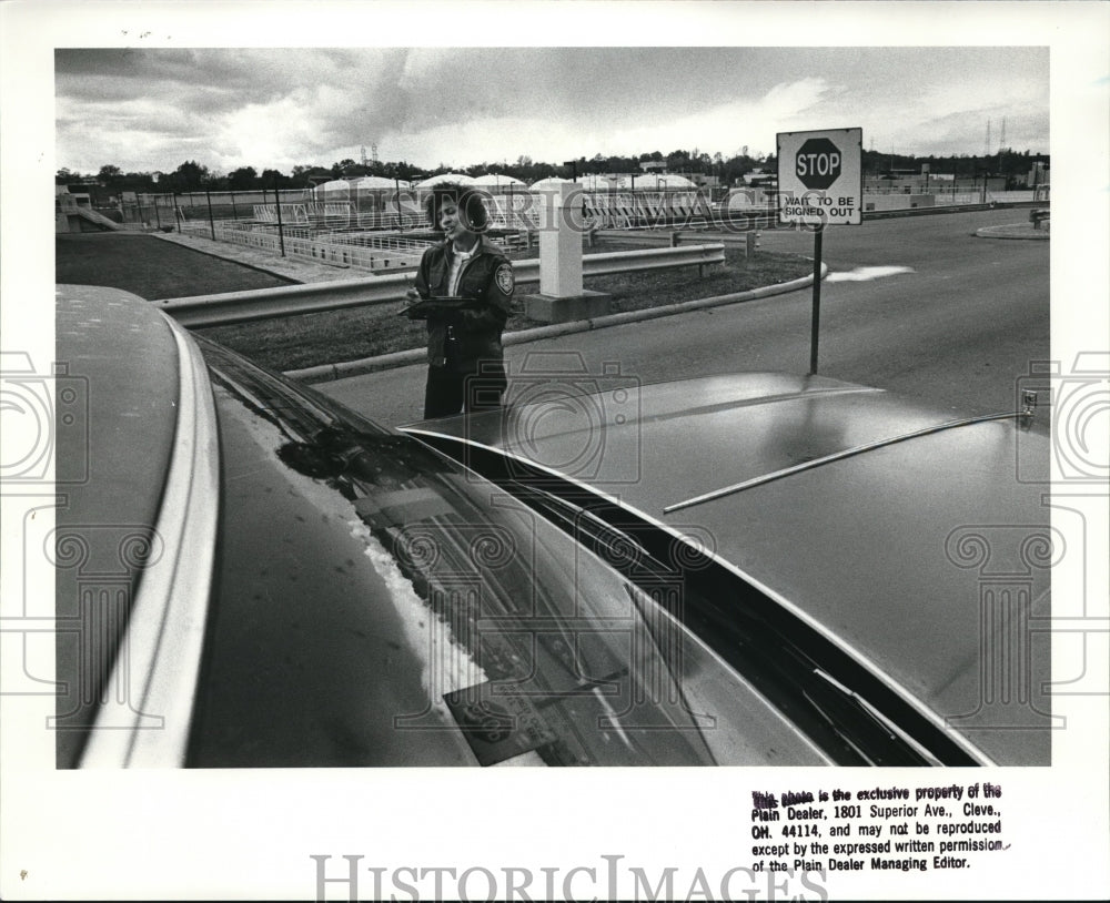 1988 Press Photo Teresa Ferguson, female officer at Southerly Waste Water Plant - Historic Images