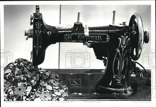 1986 1920s era sewing machine basically the same as present models-Historic Images