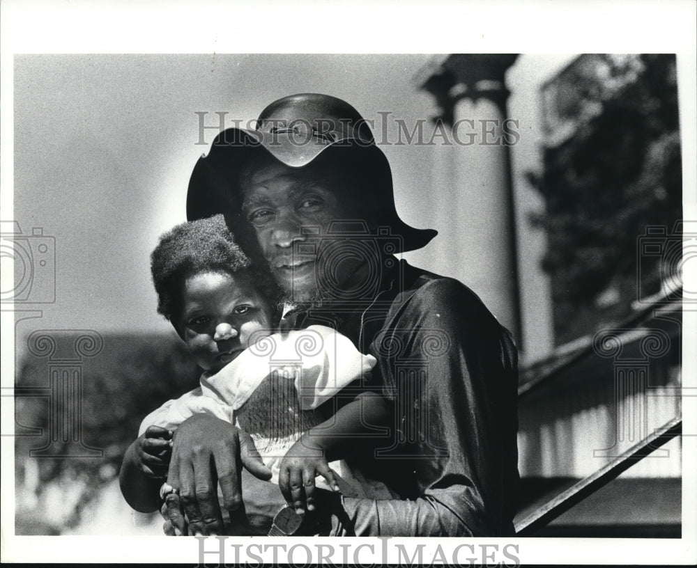 1985 Press Photo Andre Jackson Mallory with his daughter Sonia, they live at - Historic Images