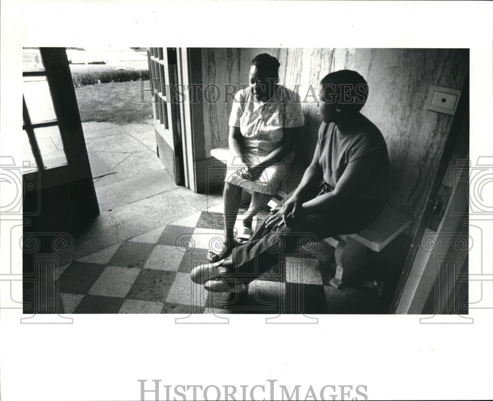 1985 Press Photo Yvonne Watkins and Shiela Davis talk about the possible - Historic Images