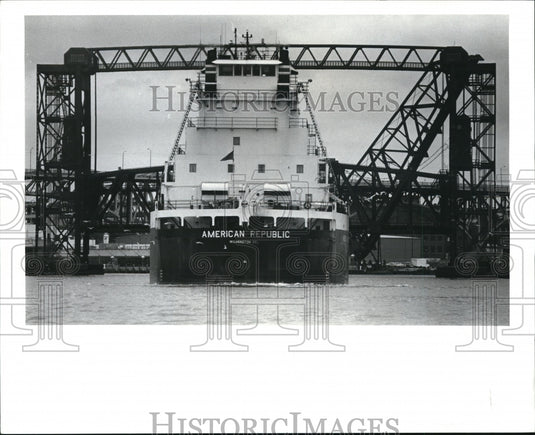 1987 Press Photo American Republic moves into the Cuyahoga from Lake Erie - Historic Images