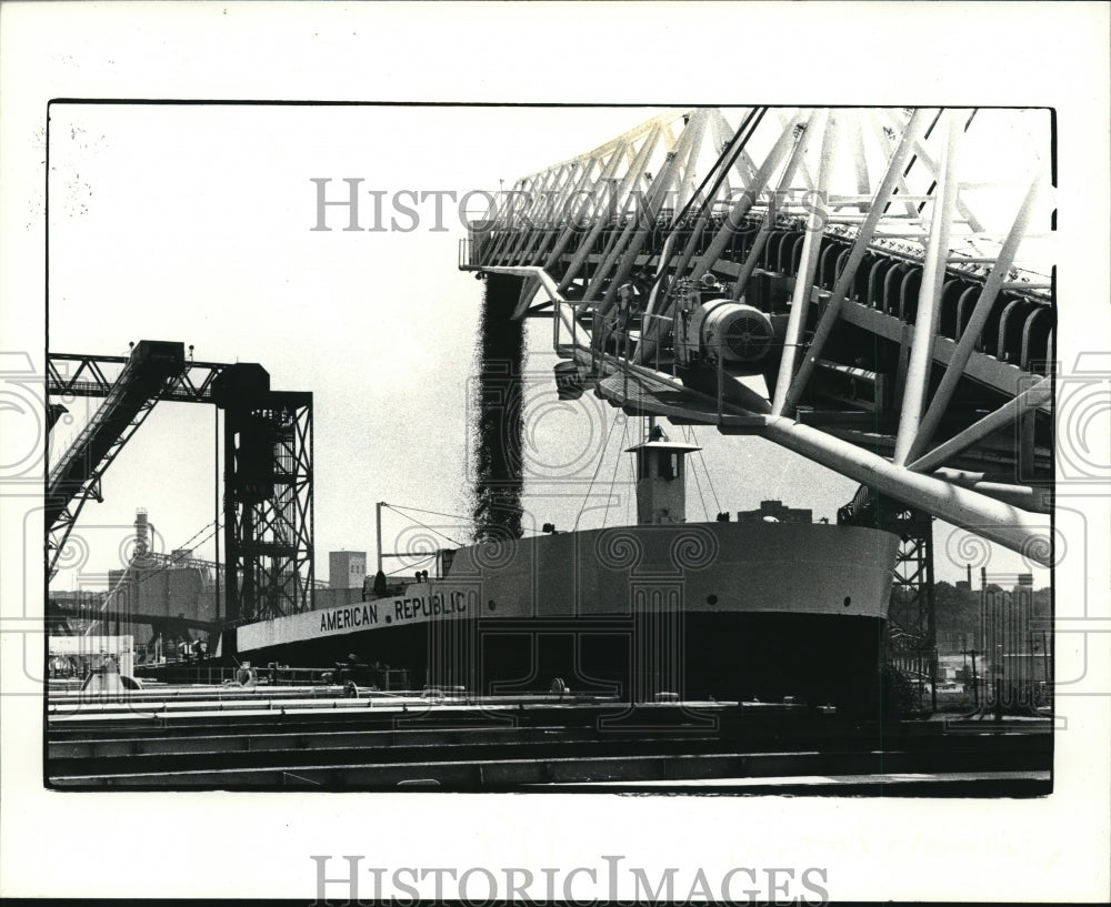 1985 Press Photo Limestones being transferred from ship to ship at Dock 20 - Historic Images