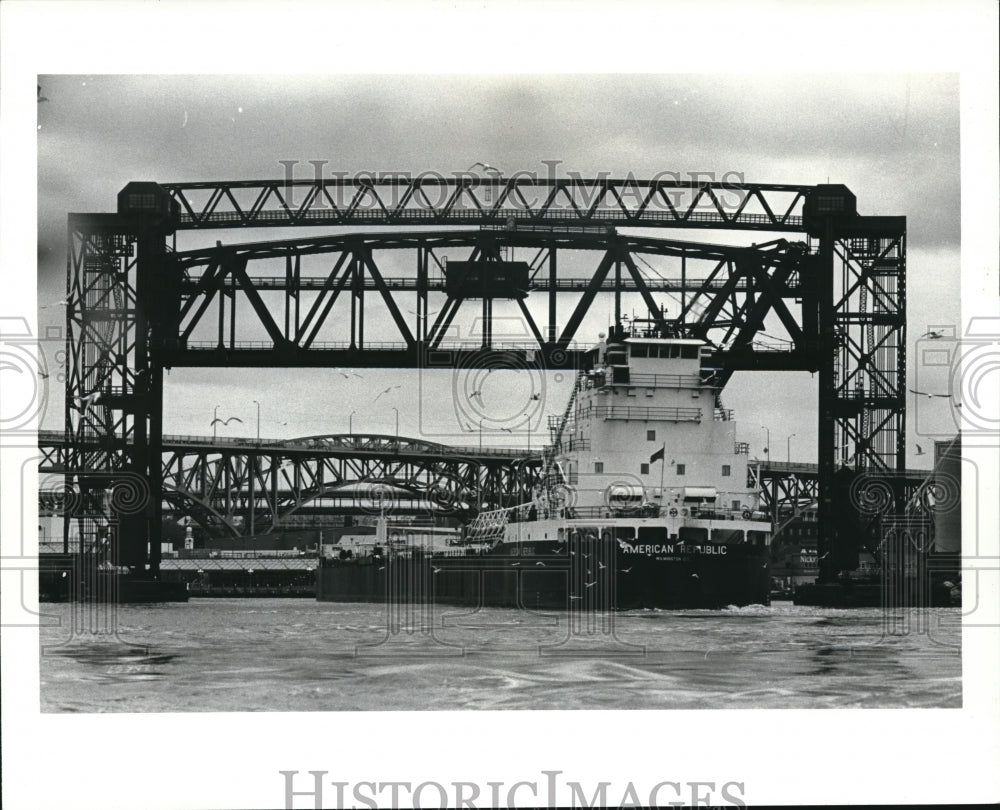 1987 Press Photo American Republic Ship moves into Cuyahoga River from Lake Erie - Historic Images