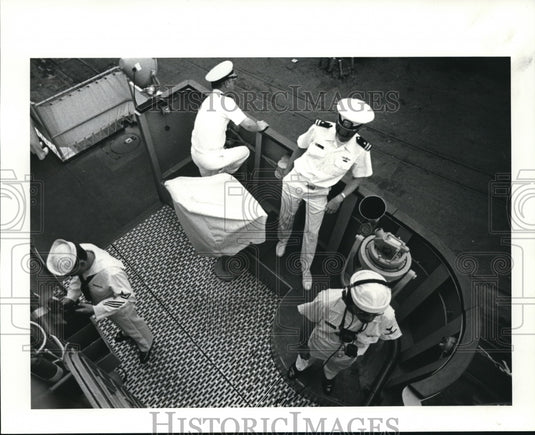 1984 Press Photo Offices & enlisted men await for ship to leave - Historic Images