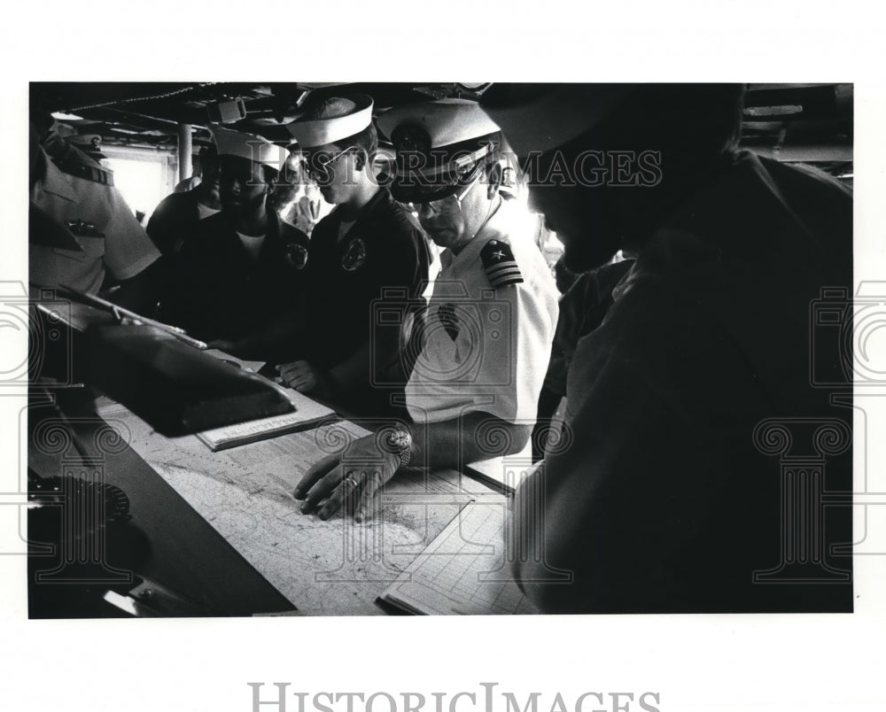 1984 Press Photo Captain of the USS Edson checks the charts on the Bridge - Historic Images