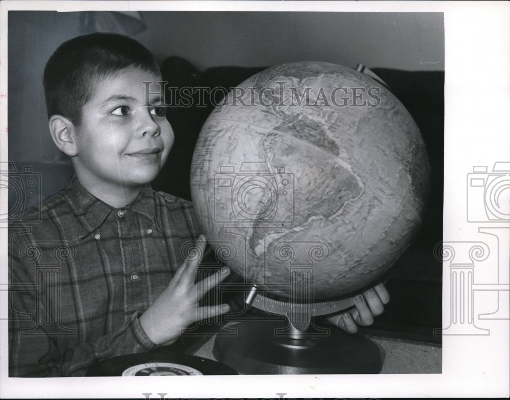 1967 Press Photo Edgar Reynolds, 7706 Southland Rd Mentor with world globe prize - Historic Images