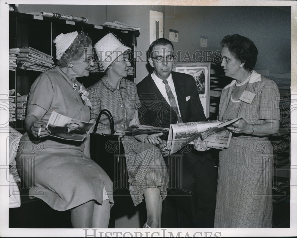 1960 Press Photo News paper librarians, Helen Wells, Helen Orcutt, Robert Diehl - Historic Images