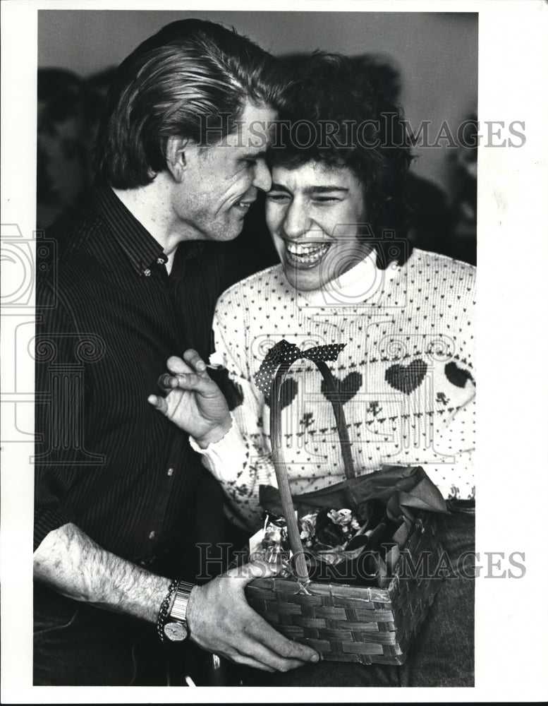 1988 Press Photo Cathy Webb Received a Valentine Gift from Norm K. Creter Jr. - Historic Images