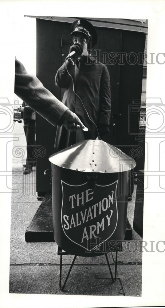 1981 Press Photo The Salvation Army Pot in front of the May Company - Historic Images