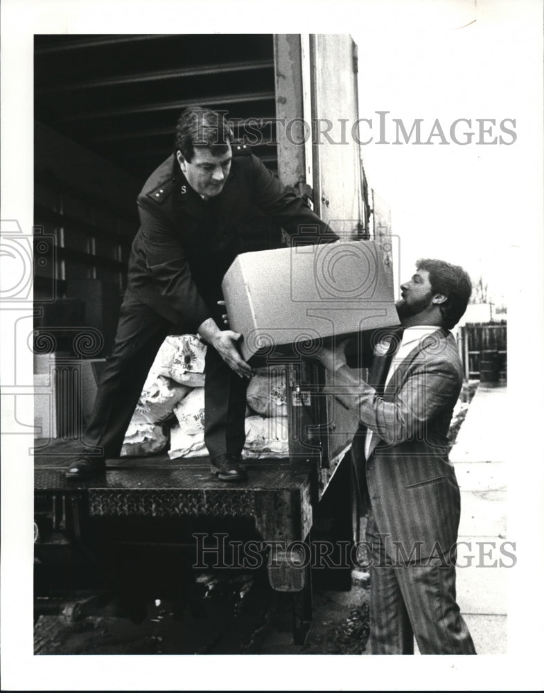 1986 Press Photo Steven Gautschi hand box of Food to Cpt. Laurence Shaffer - Historic Images