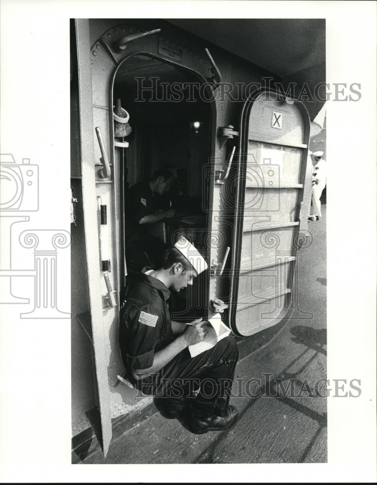 1984 Press Photo Seaman David Geier writes home from his Edson ship duty - Historic Images