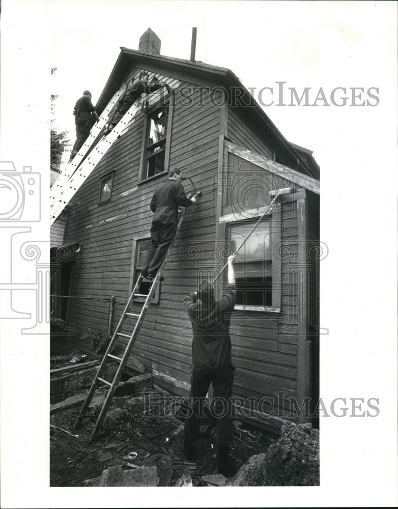 1987 Press Photo The HMS Fife Paint crew work on Auburn home - Historic Images