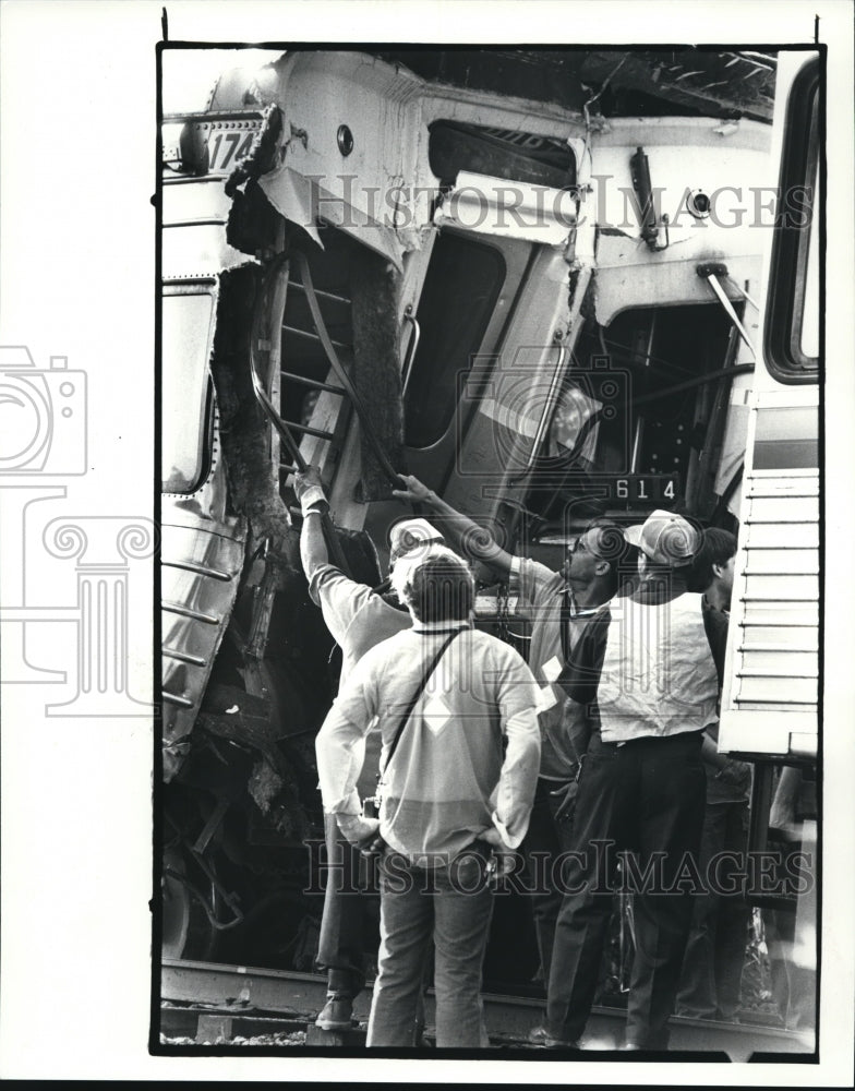 1985 Press Photo The RTA people look over the car which was ended by a train - Historic Images