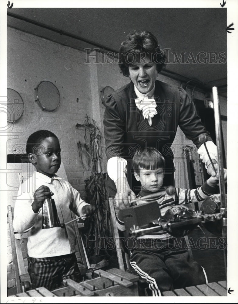 1986 Press Photo Jarvis Darby, Keith Jewell with teacher Zandra Richardson - Historic Images