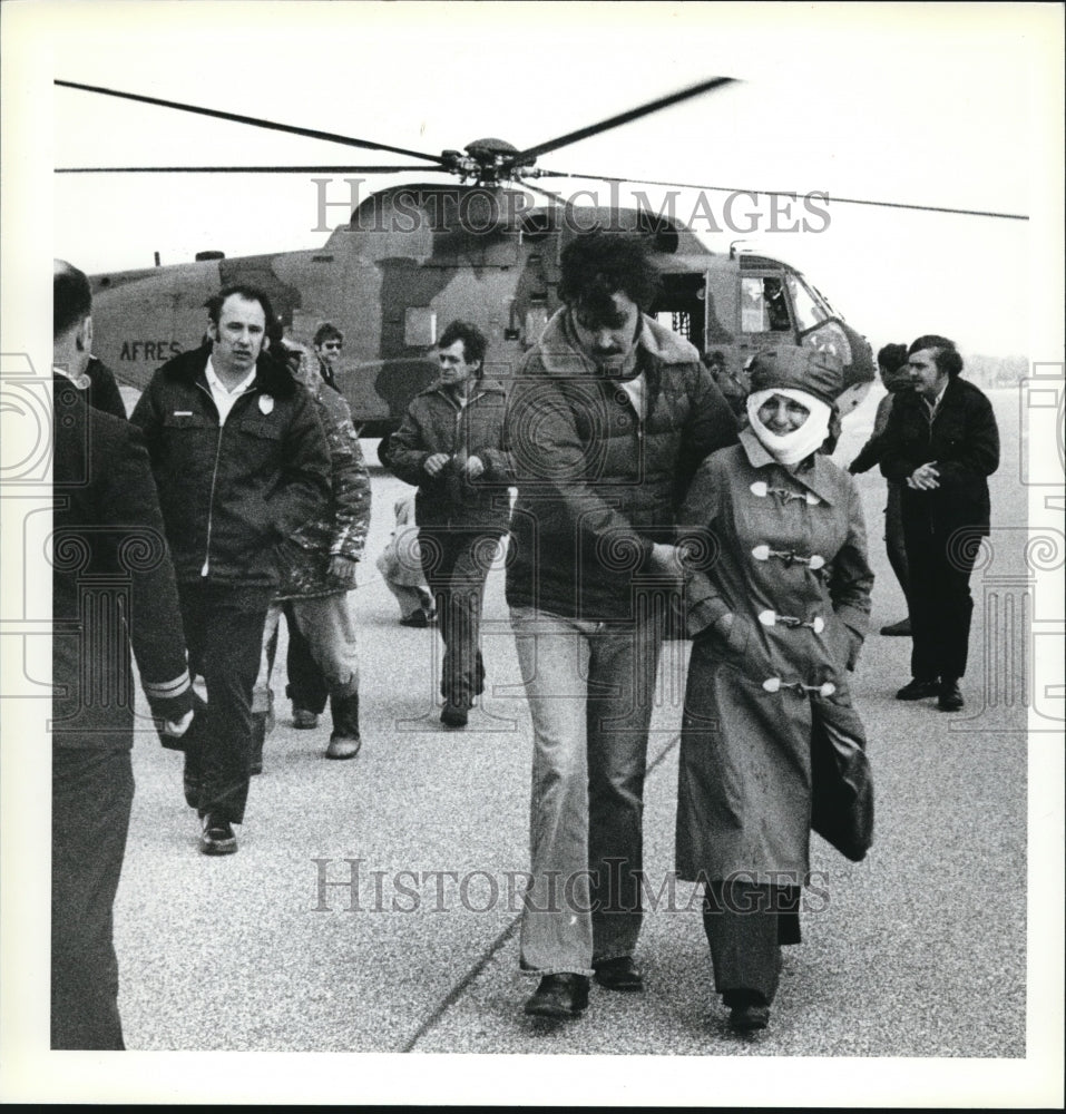 1979 Press Photo Impaired woman with crewman led from &#39;copter to Labradoc-Historic Images