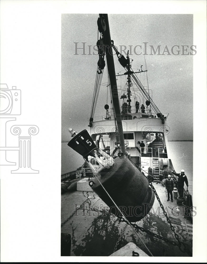 1982 Press Photo Buoy tender Mariposa picks up a buoy out of Cleveland harbor - Historic Images