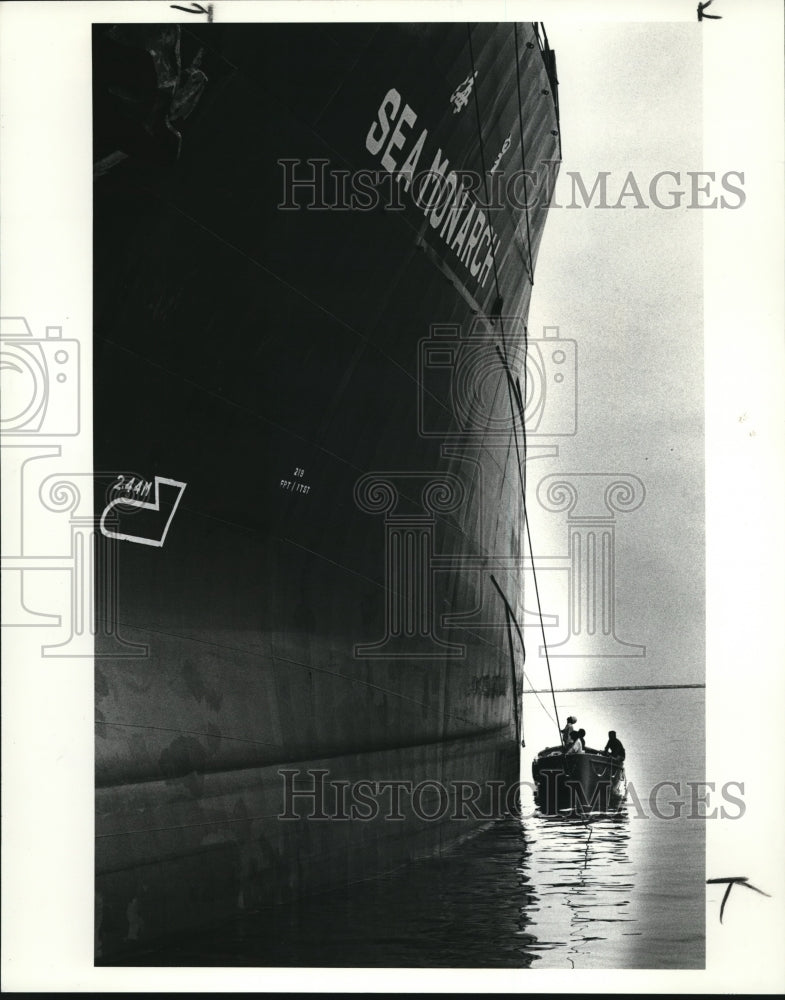 1986 Press Photo Crew of Sea Monarch working on ship in Cleveland Port - Historic Images