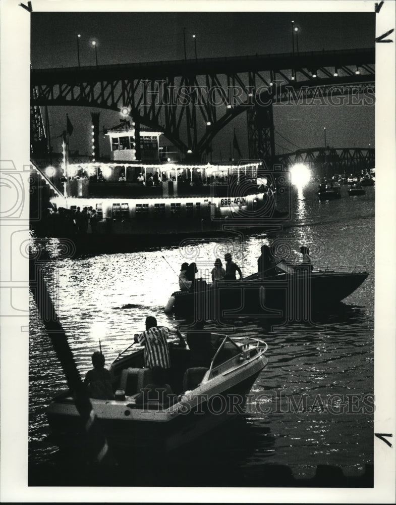 1987 Press Photo Cleveland boaters watch Nautica Princess at Rivefest - Historic Images