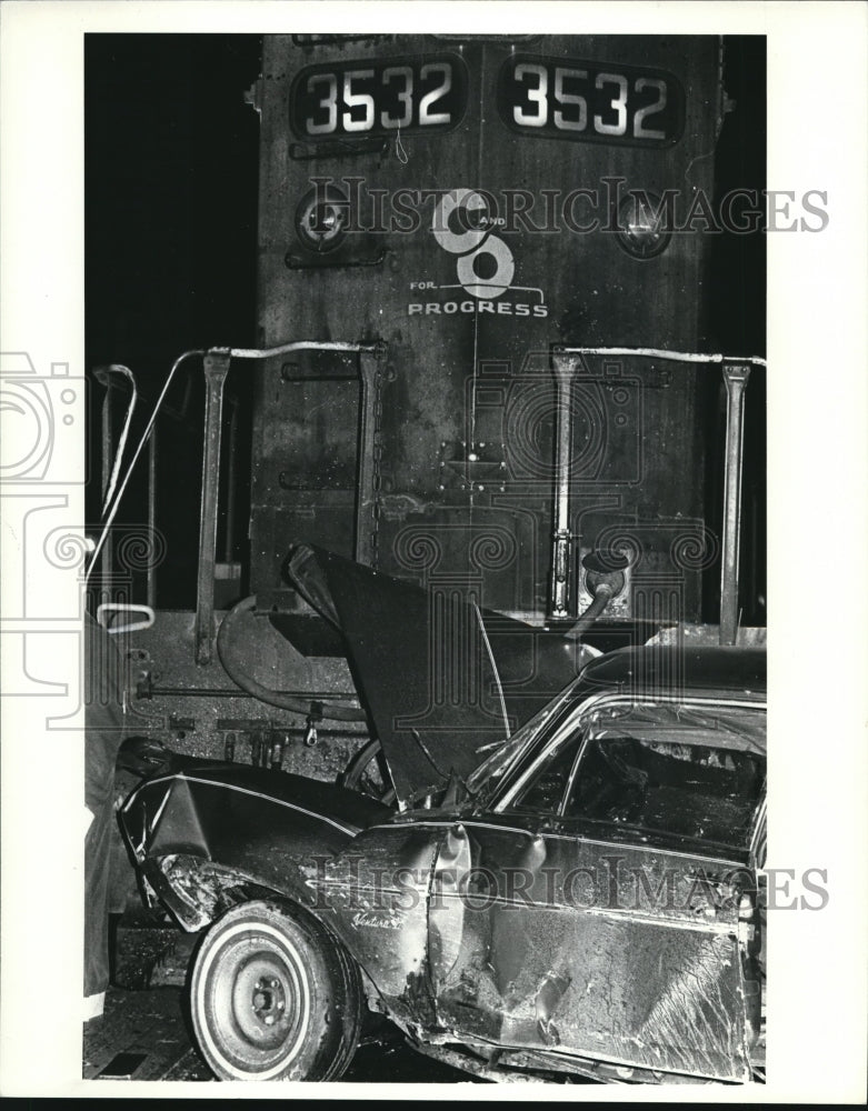 1985 Press Photo Train hits car West 130th between snow &amp; Brookpark - Historic Images