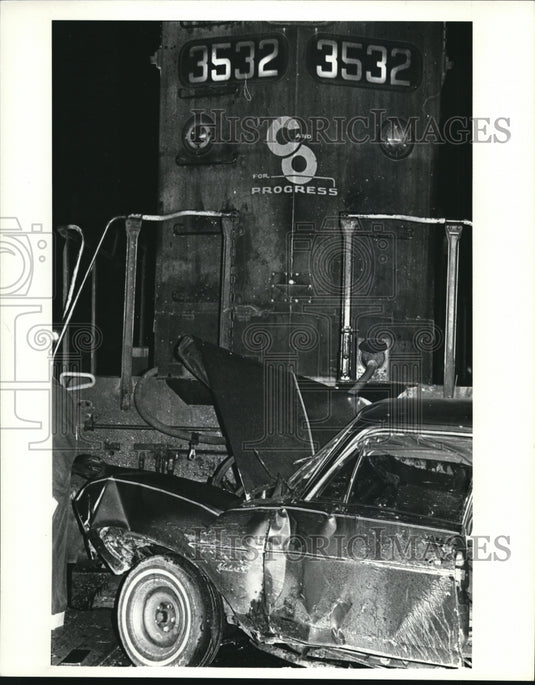 1985 Press Photo Train hits car West 130th between snow & Brookpark - Historic Images