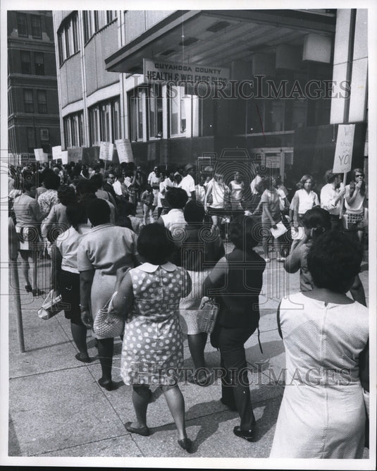 1969 Press Photo Welfare mothers and sympathizers picket welfare office - Historic Images