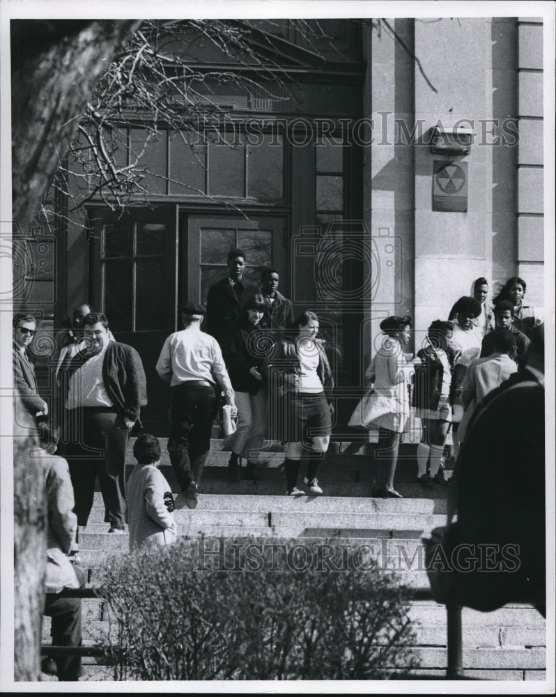 1970 Press Photo Students leaving Collinwood High after 330 Bell-no incident-Historic Images