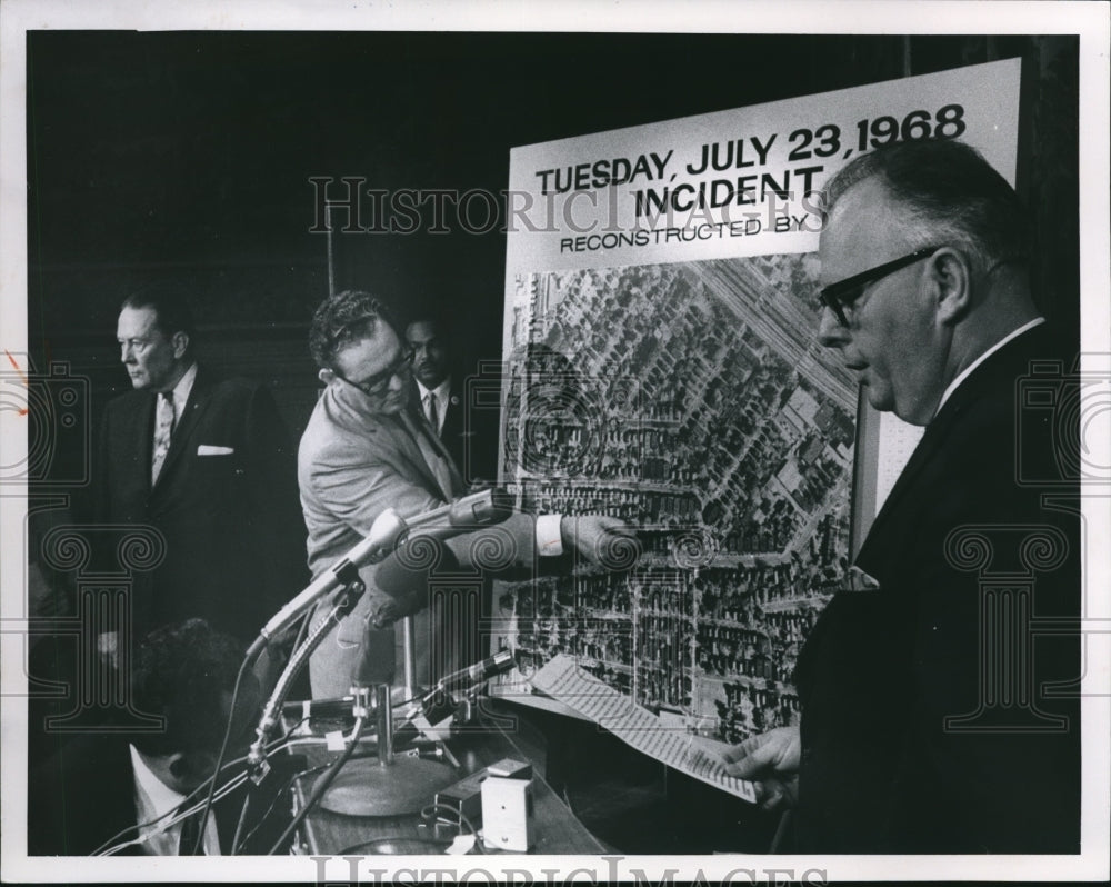 1968 Press Photo Safety Director, Joseph McManamon points the Lakeview map - Historic Images