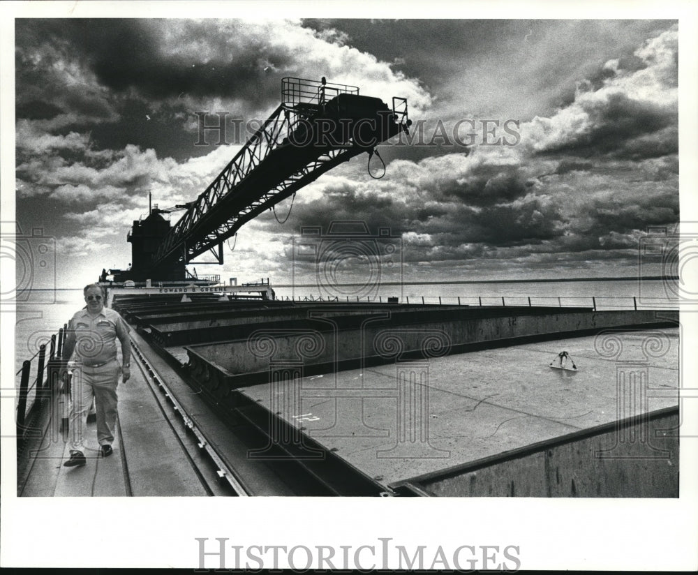 1981 Press Photo #D Mate Franks Smrekar on Edward Greene Oreboat - Historic Images