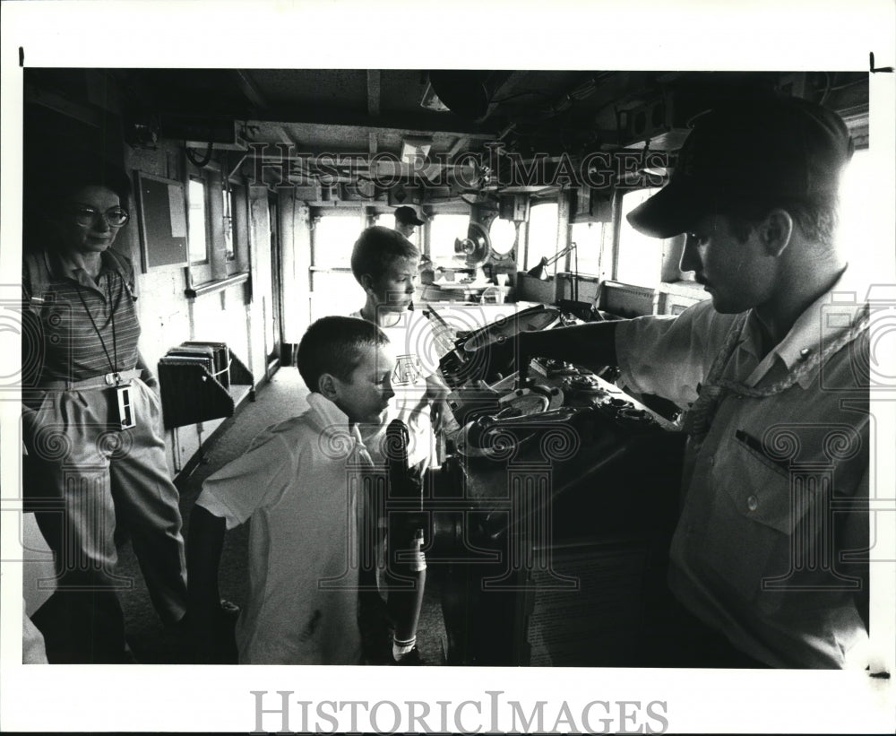 1987 Press Photo Wheelhouse of the USCG Cutter Mackinaw - Historic Images