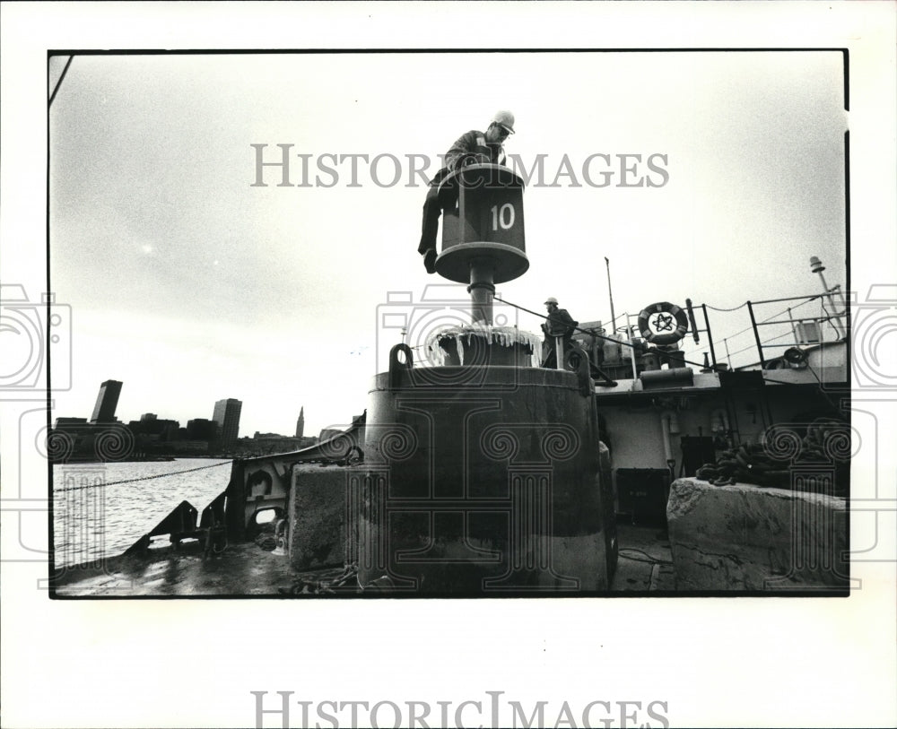 1982 Press Photo Floyd Hone chips ice off one of the buoys the Mariposa picked - Historic Images