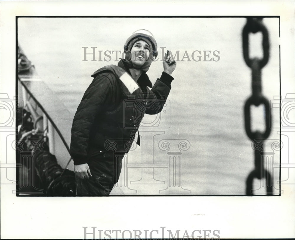 1982 Press Photo Wade Hughes directs the crew as they bring up a buoy - Historic Images
