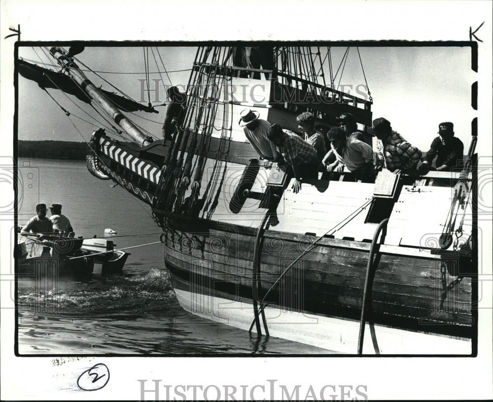 1985 Press Photo Crew of Sea Lion continues to rock her to get through - Historic Images