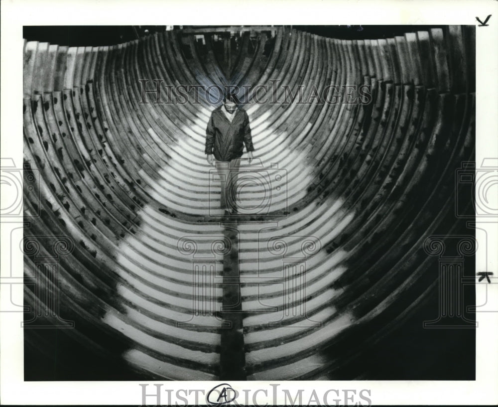 1984 Press Photo Patrick W Foster in the fuel of Sea Lion - Historic Images