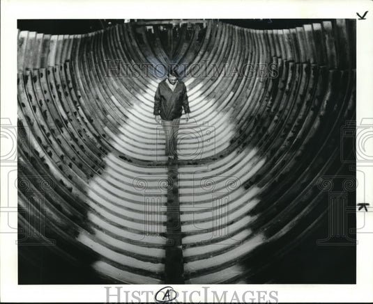 1984 Press Photo Patrick W Foster in the fuel of Sea Lion - Historic Images