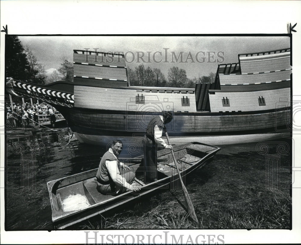 1984 Press Photo Ernest Cowan and Pat Foster row out newly launched Sea Lion - Historic Images