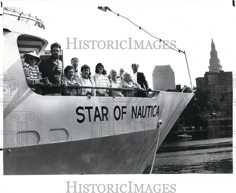 1988 Press Photo Group of winners of trip to Cleveland - Historic Images