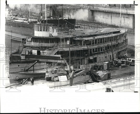 1983 Press Photo Raise Canadian Ship at Cuyahoga River - Historic Images