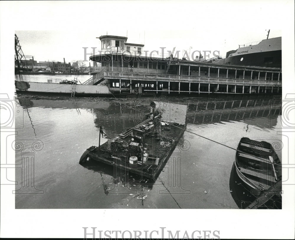 1983 Press Photo Workmen ferries a work barge across the Canadian - cva77255-Historic Images