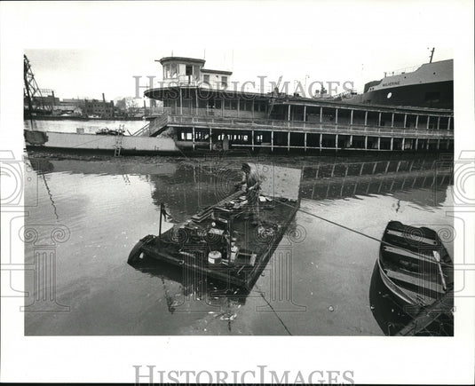 1983 Press Photo Workmen ferries a work barge across the Canadian - cva77255-Historic Images