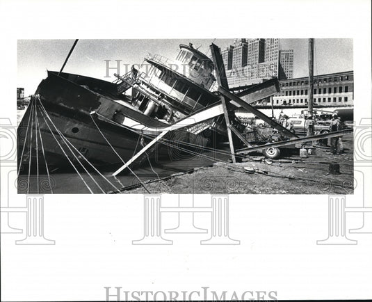1983 Press Photo Canadians rolls over after the pumps broke down bending - Historic Images