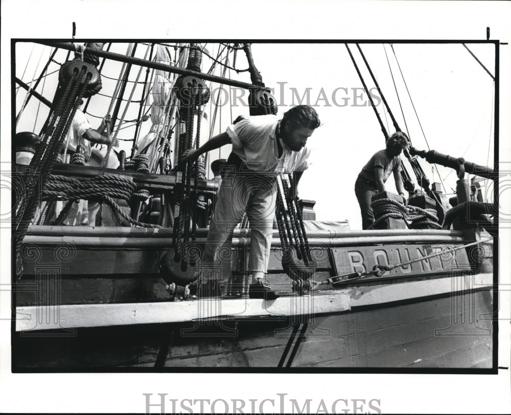 1989 Press Photo Jack Tar hangs on th the gunwale of the H.M.S Bounty as it dock - Historic Images