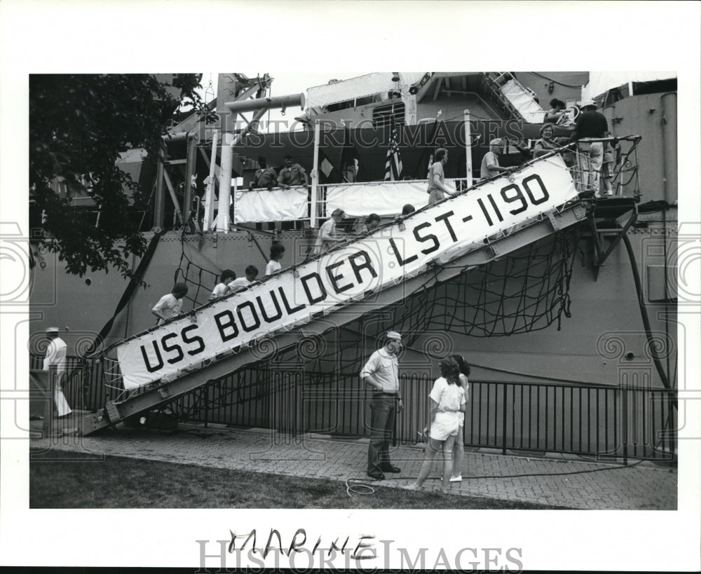 1989 Press Photo Tourists board the USS Loudler in Buffalo, N.Y - Historic Images