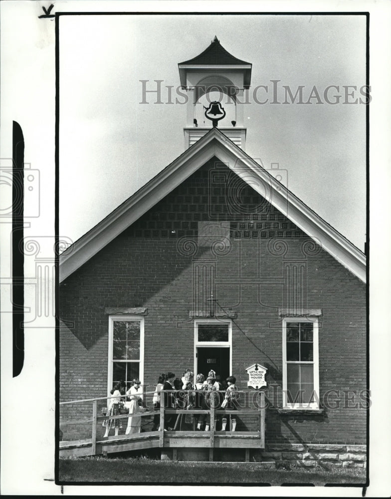 1985 Press Photo After lunch the go to the little red school house - Historic Images