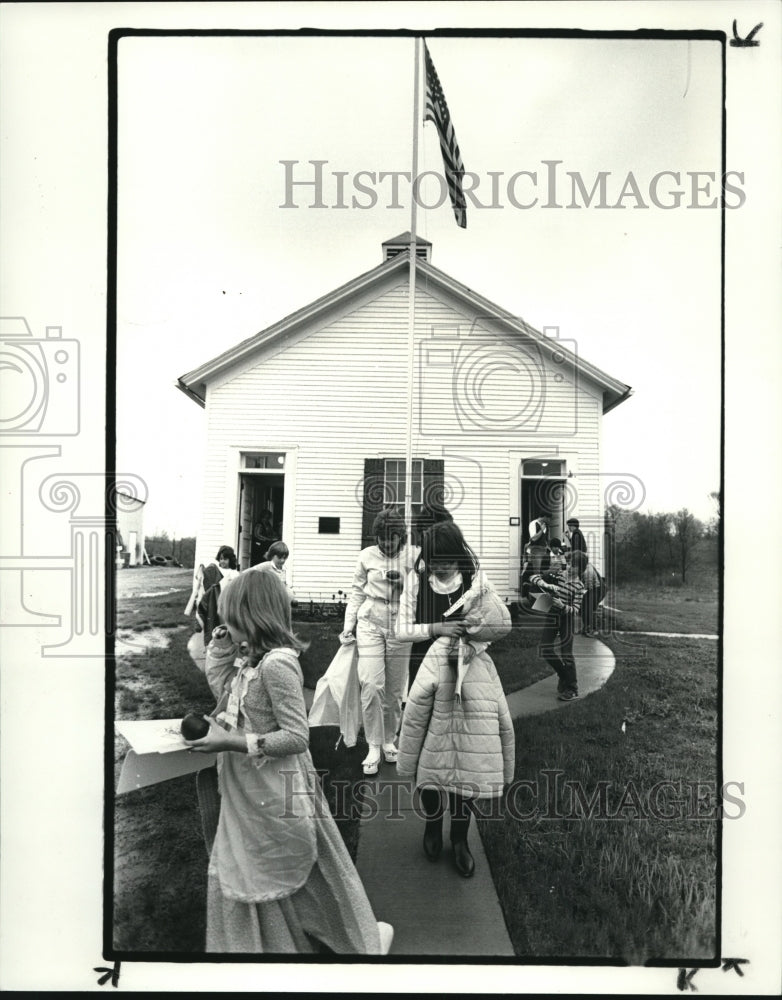 1984 Press Photo The student leave the school house after their experience. - Historic Images