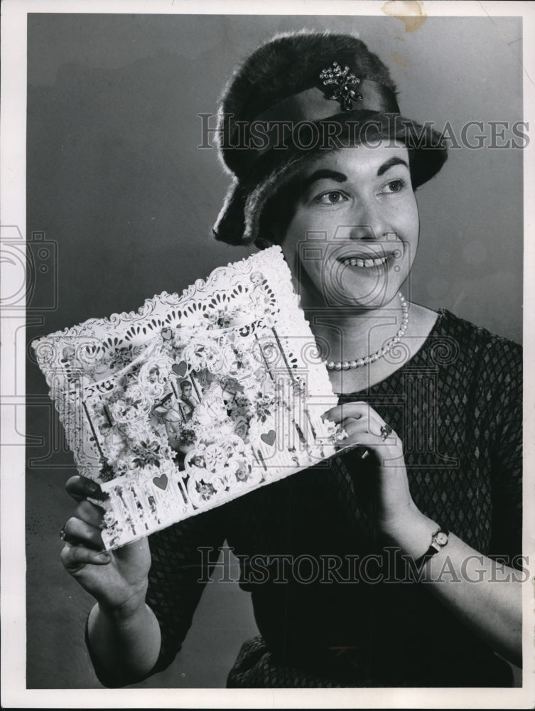 1962 Press Photo Joan Hoch of the Safety Council with the sentimental valentine - Historic Images