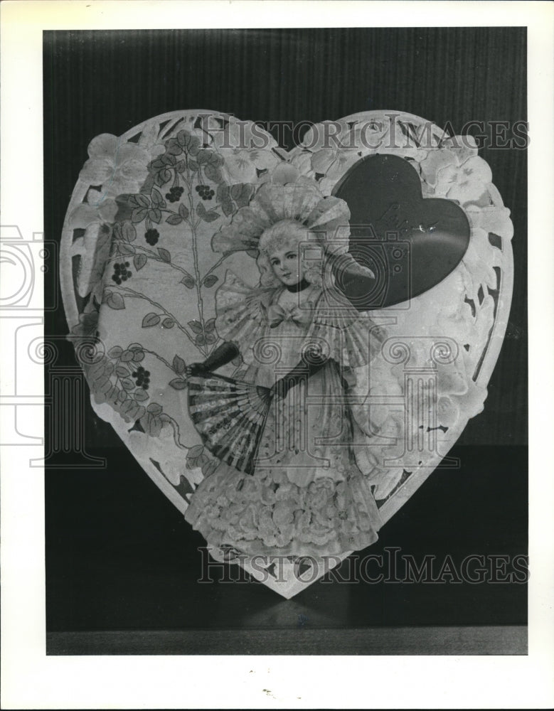 1982 Press Photo The Valentine&#39;s day memorabilia - Historic Images