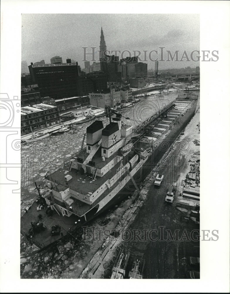 1984 Press Photo the Volverine Ore Boat Tied Up Under the Main Avenue Bridge - Historic Images