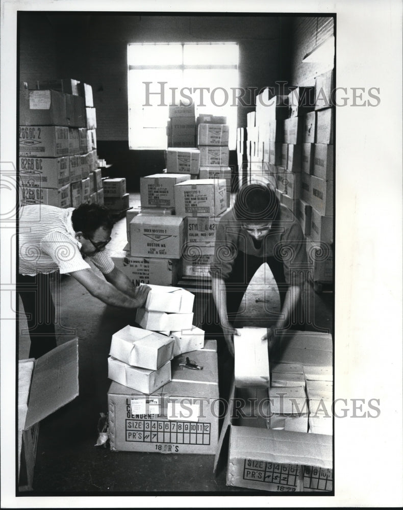 1989 Press Photo Victor Santiago and Daniel Rodriguez work at organizing - Historic Images