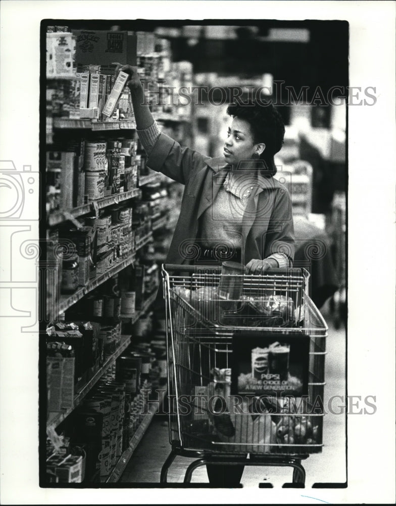 1985 Press Photo Erica Riley at Bondi&#39;s Grocery - Historic Images