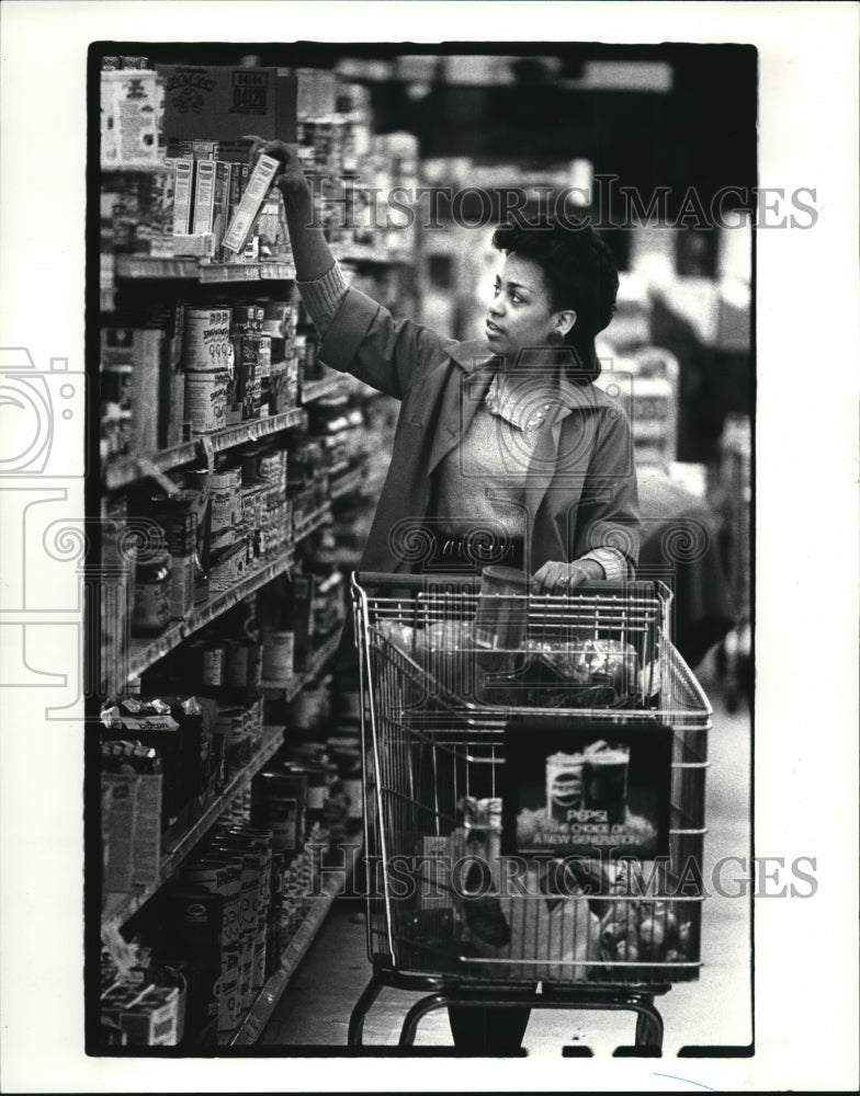 1985 Press Photo Erica Riley at Bondi's Grocery - Historic Images